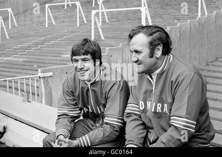 Calcio - Campionato europeo Qualifier - Gruppo uno - Inghilterra / Cecoslovacchia - Inghilterra Training. Inghilterra capitano Emlyn Hughes (l) e direttore Don Revie (r) Foto Stock