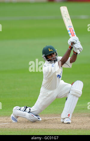 Cricket - Liverpool Victoria County Championship - Divisione uno - terzo giorno - Nottinghamshire v Durham - Trent Bridge. Il Bilal Shafayat di Nottinghamshire si batte contro Durham Foto Stock