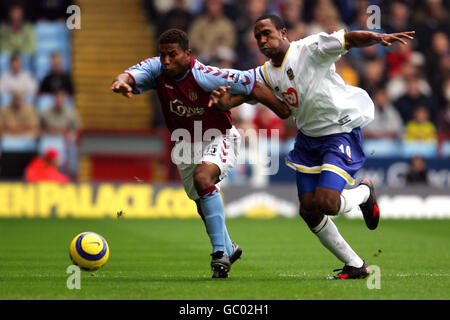 Ulises De la Cruz di Aston Villa e Ricardo Fuller di Portsmouth Foto Stock