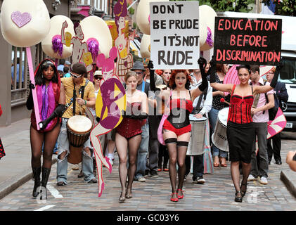 Un gruppo di ballerini del Burlesque si riuniscono nel centro di Londra per dimostrare la loro opposizione alla decisione del Camden Council di fuorilegge le esibizioni di burlesque nella sua area di Londra nord. Foto Stock