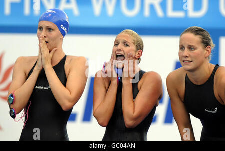 I nuotatori britannici (da sinistra) Jazmin Carlin, Caitlin McClatchey e Joanne Jackson aspettano Rebecca Adlington mentre nuota l'ultima tappa della finale femminile di Freestyle 4 x 200m durante i Campionati mondiali di nuoto FINA a Roma, Italia. Foto Stock