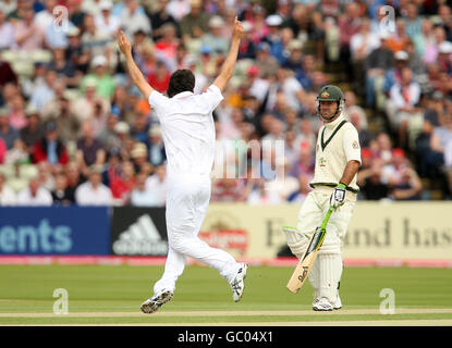 Graham Onions dell'Inghilterra celebra prendere il wicket di Shane Watson Con la prima palla del giorno come Ricky australiano Ponting si guarda durante il terzo test di Ashes a Edgbaston Foto Stock