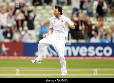 Graham Onions dell'Inghilterra celebra prendere il wicket di Shane Watson con la prima palla del giorno durante il terzo Test delle ceneri a Edgbaston Foto Stock