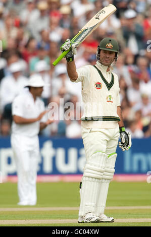 Il capitano australiano Ricky Ponting saluta la folla dopo aver raggiunto il record della maggior parte delle prove di gara segnate da un australiano durante la terza prova a Edgbaston, Birmingham. Foto Stock