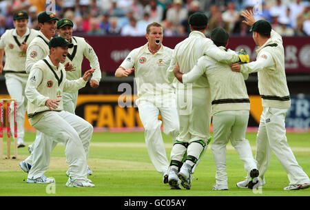 L'australiano Peter Siddle festeggia dopo il bowling Alastair Cook ha catturato Graham Manou per un'anatra durante il terzo test a Edgbaston, Birmingham. Foto Stock