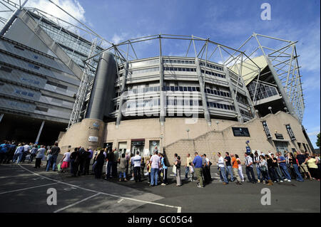 Migliaia di fila a St James Park, la casa di Newcastle United, per lasciare tributi a Sir Bobby Robson. Foto Stock