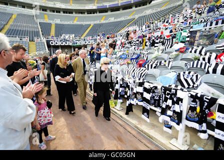 Lady Elsie Robson, vedova di Sir Bobby Robson, insieme al figlio Andrew, guarda le migliaia di tributi al marito che sono stati lasciati a St James Park, la casa di Newcastle United, durante il fine settimana. Foto Stock