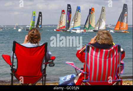 Vela - settimana delle Cowes - giorno due - Isola di Wight. Gli spettatori guardano dalla spiaggia come la flotta di iShares Cup durante la settimana dei Cowes sull'Isola di Wight. Foto Stock