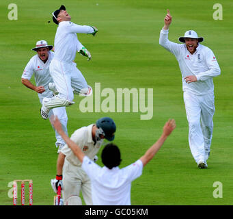 Matt Prior (al centro), Andrew Strauss e Andrew Flintoff (a destra) celebrano il wicket australiano di Simon Katich durante il terzo test a Edgbaston, Birmingham. Foto Stock