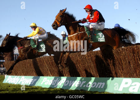 Corse di cavalli - corse di Cheltenham. Il jockey Tony Dobbin su Better Days conduce da Joe Tizzard su le Duc (r) durante la Paddy Power Gold Cup Steeple Chase Foto Stock