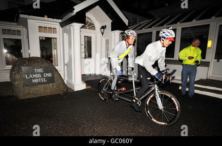 I campioni olimpici Rebecca Romero (davanti) e James Cracknell, che sperano di rompere il record per un giro in bicicletta in tandem di 874 miglia non-stop da Land's End a John o'Groats, iniziano il loro viaggio presso il Land's End Hotel alla punta della Cornovaglia. Foto Stock