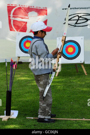 Un bambino si prepara a prendere l'obiettivo durante uno sport nella comunità evento tenuto a Mirfield Showground, West Yorkshire. Foto Stock