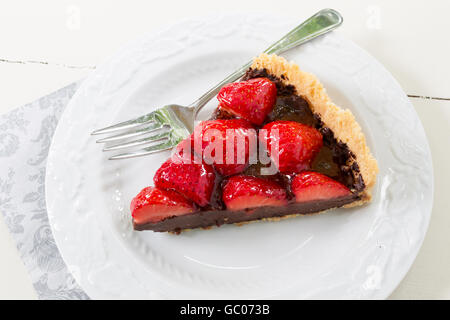 Un decadente cioccolato crostata di fragole. Foto Stock