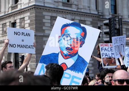 I manifestanti con conservatore politico Tory Michael Gove ritratto poster a Brexit protesta a Londra Inghilterra KATHY DEWITT 23 giugno 2016 KATHY DEWITT Foto Stock