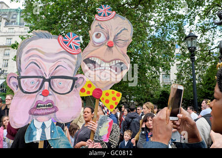 Michael Gove & Nigel Farage caricatura segni all'Anti Brexit protesta il 2 luglio 2016 a Londra Inghilterra 23 giugno 2016 KATHY DEWITT Foto Stock