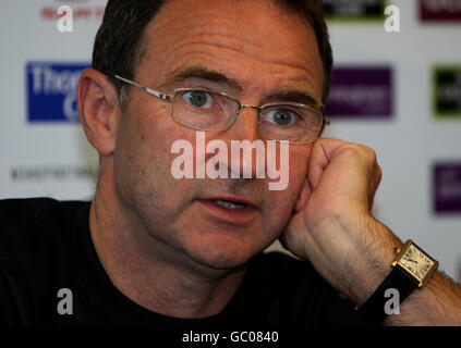 Calcio - Fabian Delph Photocall - Bodymoor Training Ground. Martin o'Neil, direttore di Aston Villa, parla con i media durante una conferenza stampa presso il Bodymoor Training Ground, campo di allenamento di Sutton. Foto Stock