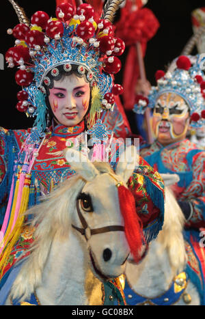 Huo, dalla Cina, in prova di vestito completo e stampa in anteprima per il Tattoo di Edimburgo al Castello di Edimburgo. Foto Stock