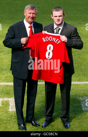 La nuova firma di Manchester United Wayne Rooney (r) e il direttore Sir Alex Ferguson posa con la camicia Foto Stock