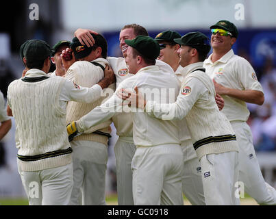 L'australiano Peter Siddle si congratula con Marcus North per il wicket di Andrew Strauss in Inghilterra durante il quarto test a Headingley, Leeds. Foto Stock