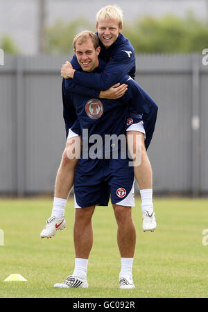 Calcio - Scotland Training Session - Stadio Strathclyde Homes. Steven Whitaker (a sinistra) e Steven Naismith (a destra) in Scozia durante una sessione di allenamento allo Strathclyde Homes Stadium di Dumbarton. Foto Stock