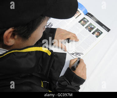 Corse di cavalli - il Dubai Duty Free Shergar Cup Day - Ascot Racecourse. Jockey Hiroyuki Uchida firma autografi per i fan durante il Dubai Duty Free Shergar Cup Day presso l'ippodromo Ascot, nel Berkshire. Foto Stock