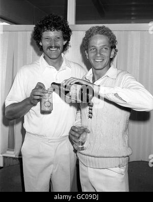 (L-R) Richard Ellison e David Gower in Inghilterra festeggiano la vittoria Quinto test con un massimo di due Foto Stock