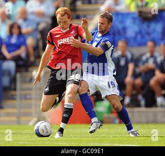 Shaun MacDonald di Swansea City (a sinistra) e Richard Wellens di Leicester City (a destra) combattono per la palla. Foto Stock