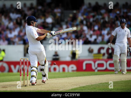 Inghilterra battitore Alastair Cook oscilla e perde durante la quarta prova a Headingley, Leeds. Foto Stock