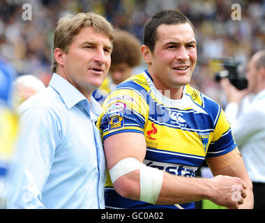 L'allenatore di Warrington Tony Smith con Louis Anderson dopo il fischio finale durante la partita semifinale della Carnegie Challenge Cup allo Stobart Stadium di Widnes. Foto Stock