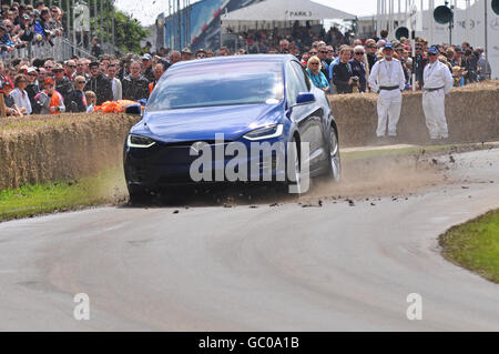 La Tesla Model X P90D è un full-sized tutti elettrici SUV crossover realizzato da Tesla Motors, qui racing fino il Goodwood hillclimb Foto Stock