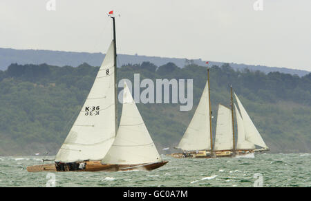 Gli yacht che competono nella regata del British Classic Yacht Club affrontano le condizioni blusty durante il loro primo giorno di corsa sul Solent vicino a Cowes, Isola di Wight. Foto Stock