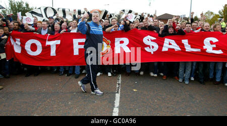 I tifosi del Manchester United protestano, fuori da Old Trafford prima della partita, contro la presuosa acquisizione del club da parte del miliardario americano Malcolm Glazer Foto Stock