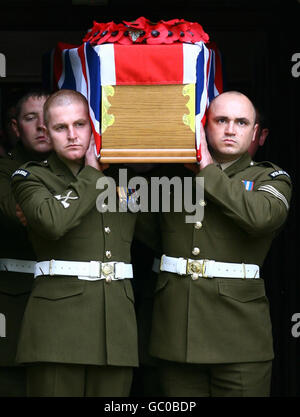 La bara del privato John Brackpool lascia la chiesa di San Giovanni a Crawley, Sussex occidentale. PTE Brackpool, 27 anni, della compagnia del Principe di Galles, 1° Battaglione di guardie gallesi, morì a seguito di una ferita da armi da fuoco a seguito di una battaglia contro gli insorti nei pressi di Lashkar Gah il 9 luglio. Foto Stock