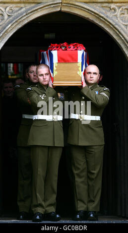 La bara del privato John Brackpool lascia la chiesa di San Giovanni a Crawley, Sussex occidentale. PTE Brackpool, 27 anni, della compagnia del Principe di Galles, 1° Battaglione di guardie gallesi, morì a seguito di una ferita da armi da fuoco a seguito di una battaglia contro gli insorti nei pressi di Lashkar Gah il 9 luglio. Foto Stock