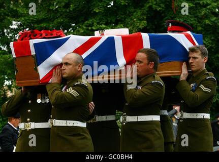 La bara del privato John Brackpool lascia la chiesa di San Giovanni a Crawley, Sussex occidentale. PTE Brackpool, 27 anni, della compagnia del Principe di Galles, 1° Battaglione di guardie gallesi, morì a seguito di una ferita da armi da fuoco a seguito di una battaglia contro gli insorti nei pressi di Lashkar Gah il 9 luglio. Foto Stock