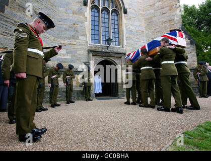 La bara del privato John Brackpool entra nella chiesa di San Giovanni a Crawley, Sussex occidentale. PTE Brackpool, 27 anni, della compagnia del Principe di Galles, 1° Battaglione di guardie gallesi, morì a seguito di una ferita da armi da fuoco a seguito di una battaglia contro gli insorti nei pressi di Lashkar Gah il 9 luglio. Foto Stock