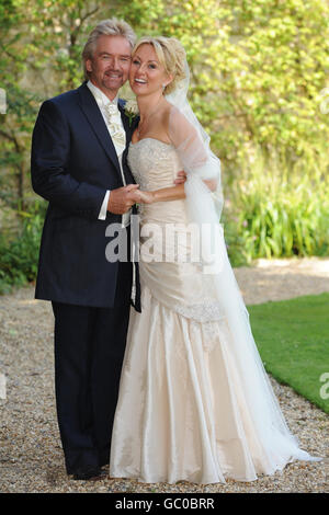 L'ospite della TV Noel Edmonds e sua moglie Liz Davies fuori dalla chiesa di St Mary nella Lower Slaughter, Gloucestershire, dove erano sposati. Foto Stock