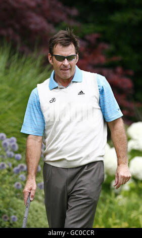 Sir Nick Faldo, in Inghilterra, si tee sulla seconda buca durante il primo round del Mastercard Senior Open al Sunningdale Golf Club, Berkshire. Foto Stock