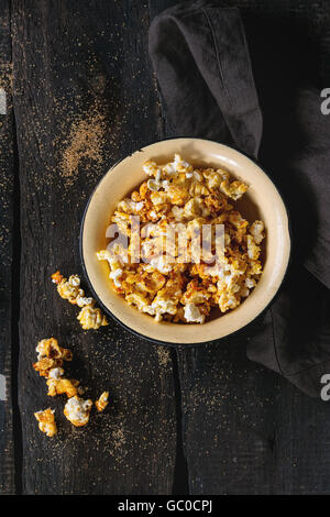 Preparate popcorn salati Foto Stock