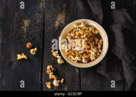 Preparate popcorn salati Foto Stock