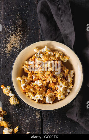 Preparate popcorn salati Foto Stock