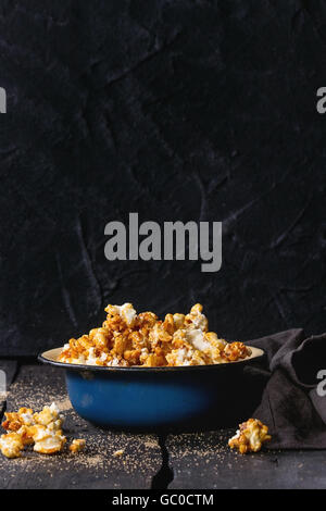 Preparate popcorn salati Foto Stock