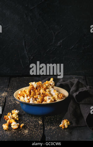 Preparate popcorn salati Foto Stock