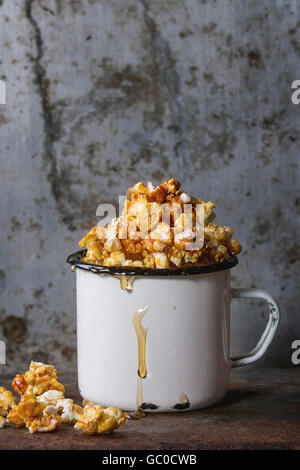 Preparate popcorn salati Foto Stock