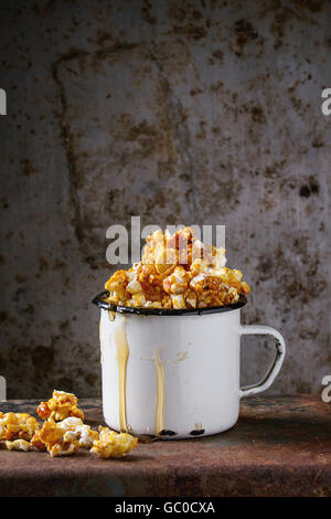 Preparate popcorn salati Foto Stock