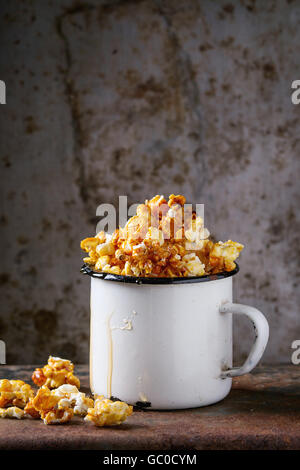 Preparate popcorn salati Foto Stock