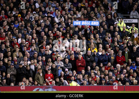 Calcio - fa Barclays Premiership - Manchester United contro Manchester City. I tifosi del Manchester United guardano il loro team in azione Foto Stock