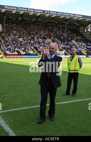 Calcio - Pre Season friendly - Notts County / Nottingham Forest - Meadow Lane. Sven Goran Eriksson, direttore del calcio della contea di Notts, entra in campo prima dell'inizio della partita Foto Stock