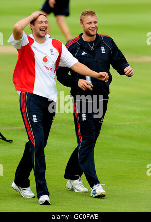 Cricket - The Ashes 2009 - npower Third Test - Inghilterra / Australia - Inghilterra Nets - Edgbaston. Andrew Flintoff (a destra) e Steve Harmison in Inghilterra durante una sessione di reti a Edgbaston, Birmingham. Foto Stock