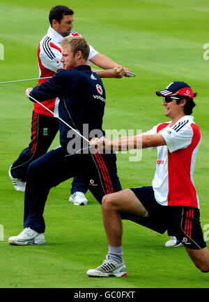 Cricket - The Ashes 2009 - npower Third Test - Inghilterra / Australia - Inghilterra Nets - Edgbaston. Andrew Flintoff (al centro), Steve Harmison (a sinistra) e Alastair Cook durante una sessione di reti a Edgbaston, Birmingham. Foto Stock